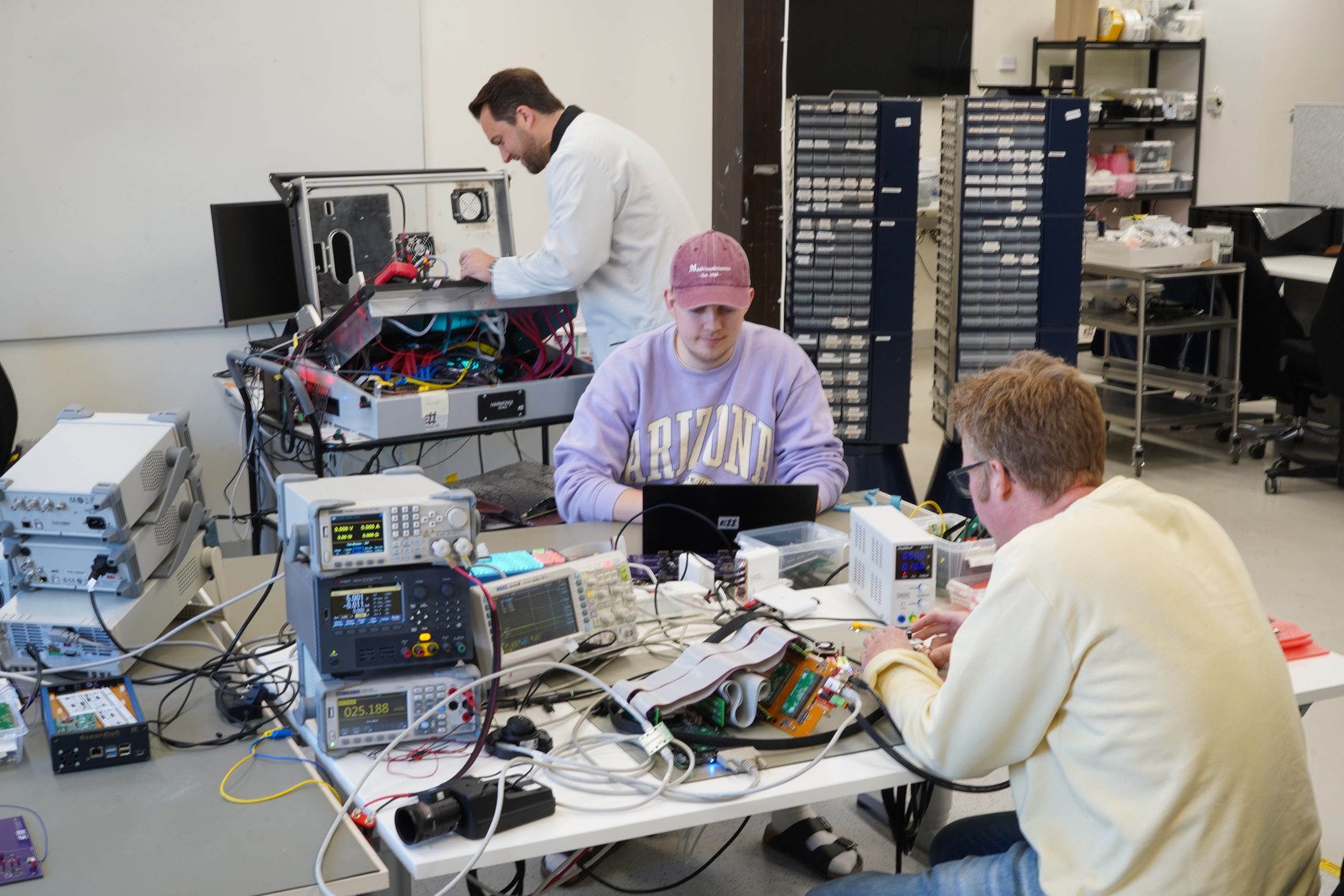 electronics-test-engineers-laboratory-workbench-01.jpg